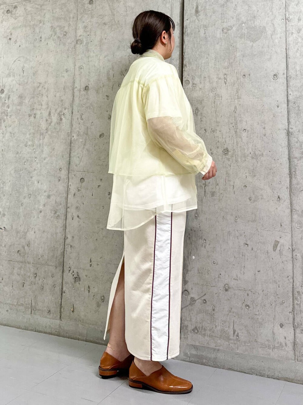 ホワイト系のスカート、イエロー系のその他シューズ、グリーン系のシャツ/ブラウスを着用したレディースの夏コーディネートの2枚目の写真