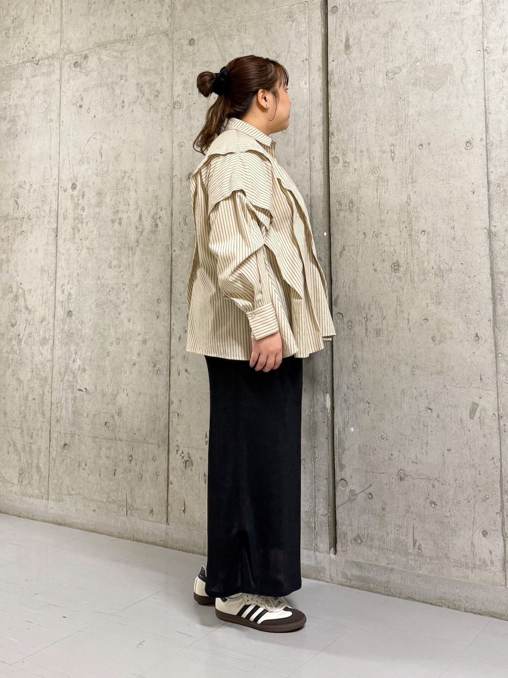 ベージュ系のシャツ/ブラウス、ブラック系のスカートを着用したレディースの冬コーディネートの2枚目の写真