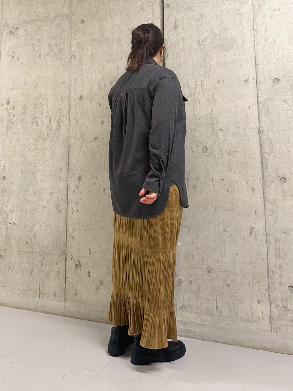 グレー系のシャツ/ブラウス、イエロー系のワンピース、ブラック系のブーツを着用したレディースの冬コーディネートの2枚目の写真