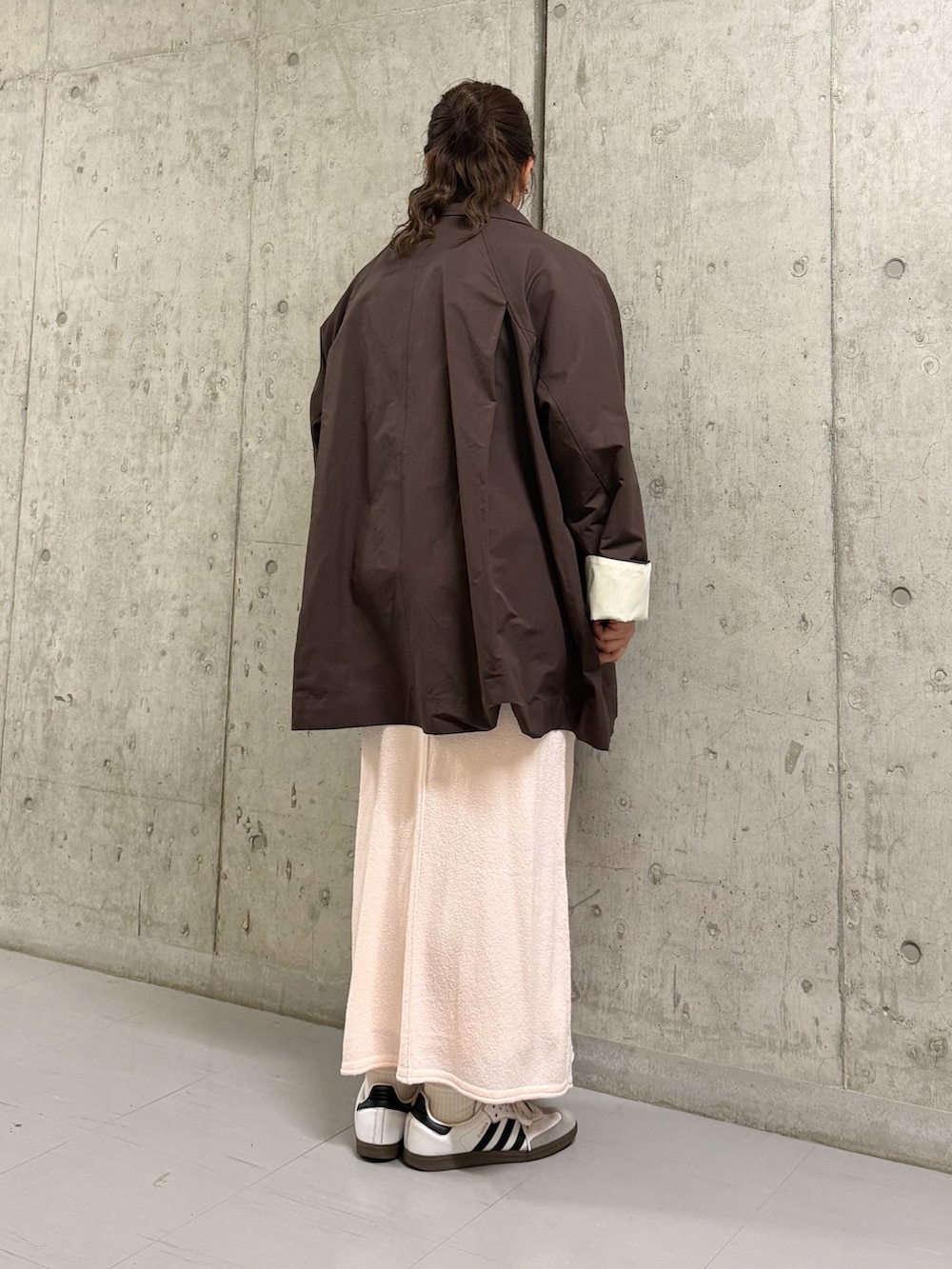 ブラウン系のその他アウター、ピンク系のスカートを着用したレディースの春コーディネートの3枚目の写真