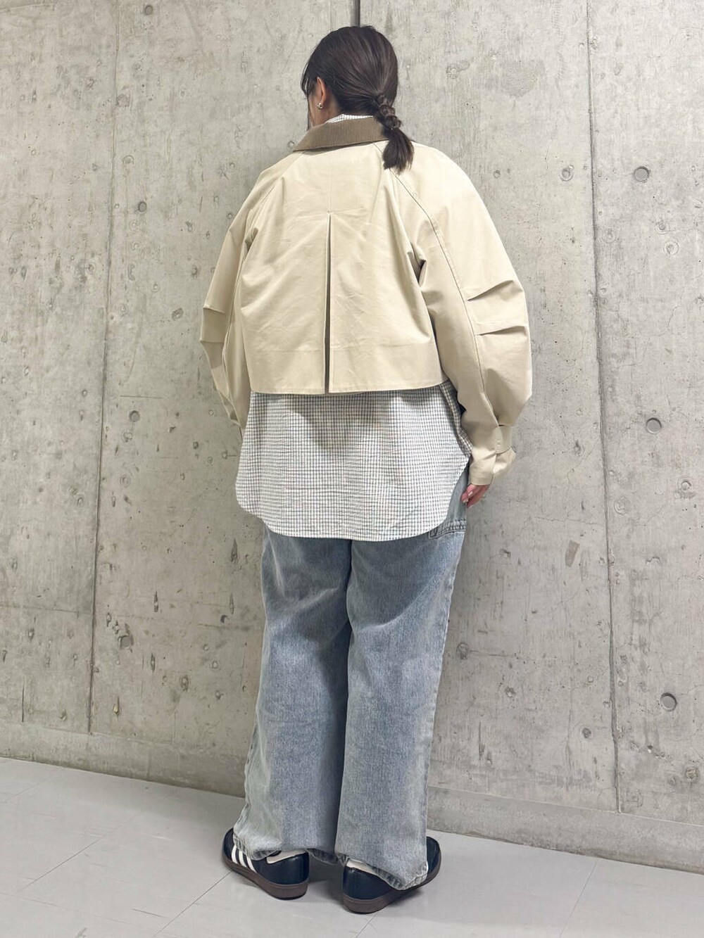 「シャツ、大人カジュアル、デニム、チェック、チェックシャツ、オーバーサイズ、アウター、kbf_ootd、KBF、パンツ、ショート丈、春コーデ、春、春アウター、newarrival」｜「KBFの『低身長向けも展開』ペインターWIDEデニム（デニムパンツ、ブルー系）」を使った、sakaiさん（レディース・158cm）の春コーディネートの3枚目の写真