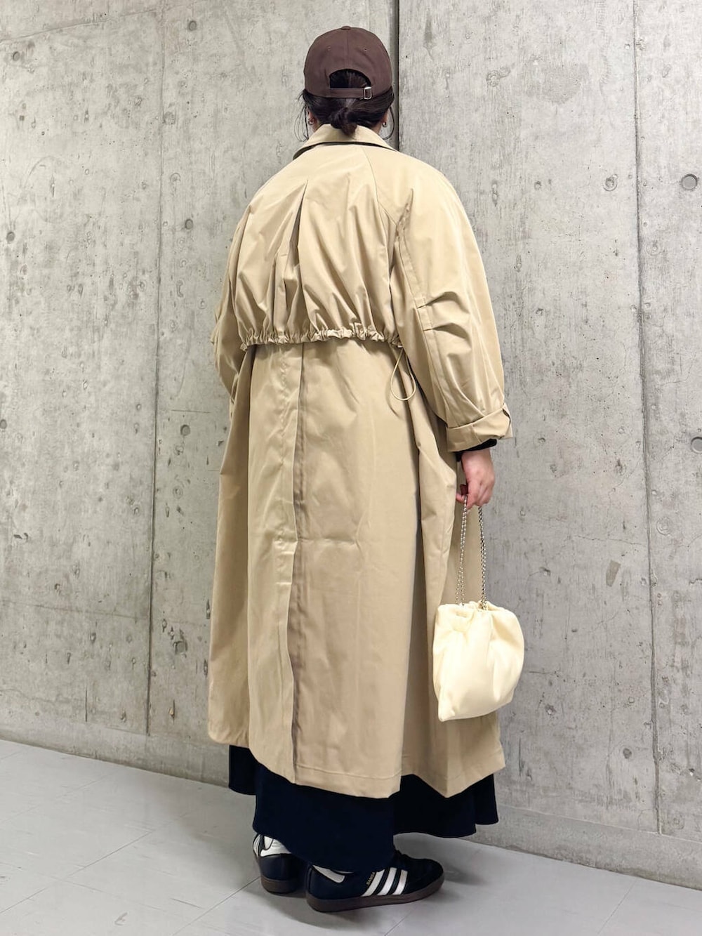 「カーディガン、大人カジュアル、アウター、バッグ、ピンク、ショルダーバッグ、ニットカーディガン、キャップ、kbf_ootd、KBF、コート、ステンカラーコート、ショート丈、ロングコート、春コーデ」｜「KBFのボールチェーンギャザーBAG（ハンドバッグ、イエロー系）」を使った、sakaiさん（レディース・158cm）の冬コーディネートの3枚目の写真