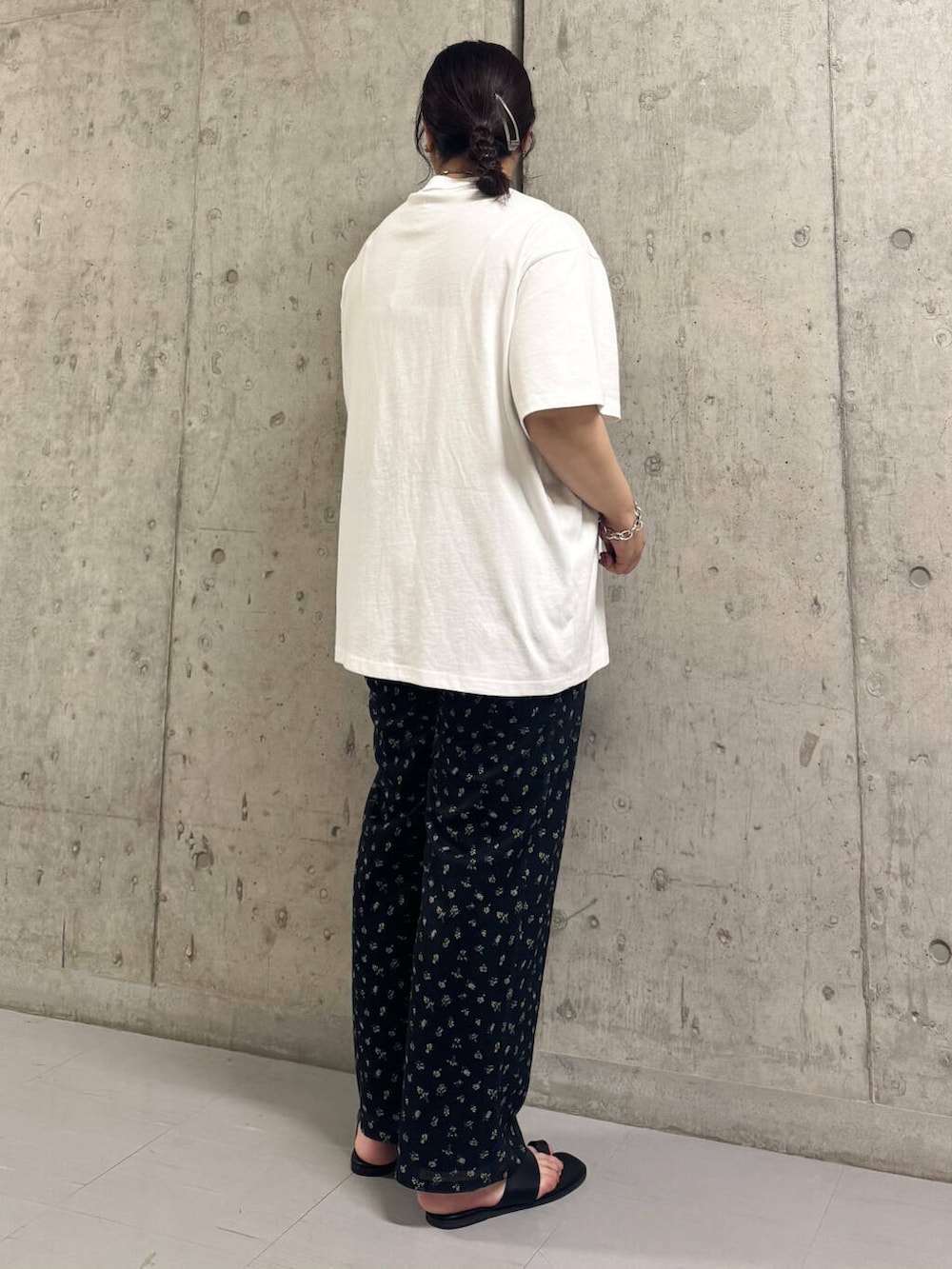 「大人カジュアル、カジュアル、Tシャツ、オーバーサイズ、サンダル、kbf_ootd、KBF、パンツ、シューズ、フラワープリント、夏コーデ、夏、フラットサンダル、プリントt、柄物」｜「KBFのシティトングサンダル（サンダル、ブラック系）」を使った、sakaiさん（レディース・158cm）の夏コーディネートの3枚目の写真