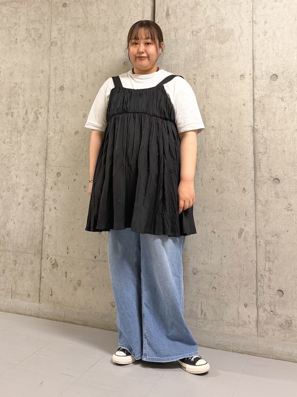 ブラウン系のその他アウター、ブラック系のワンピース、ブルー系のデニムパンツを着用したレディースの春コーディネートの2枚目の写真