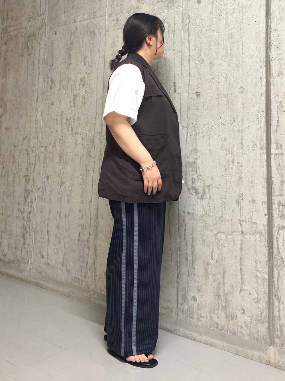 ブラウン系のその他アウター、ブラック系のサンダル、ブルー系のその他パンツを着用したレディースの夏コーディネートの2枚目の写真