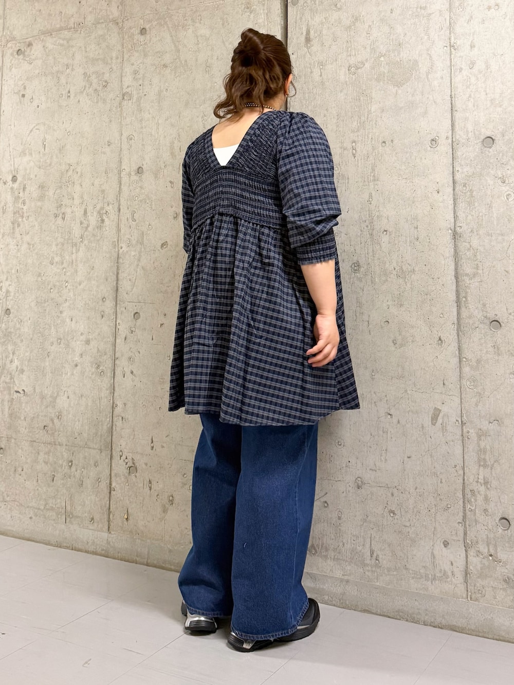 ブルー系のワンピース、ブルー系のデニムパンツを着用したレディースの春コーディネートの2枚目の写真