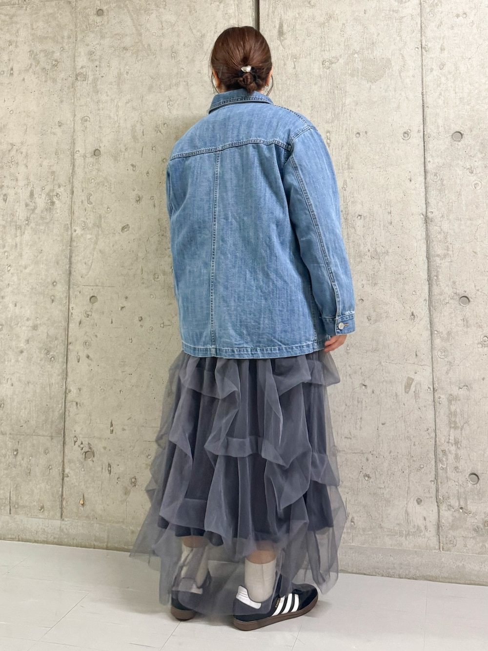 ブルー系のデニムジャケット、ブルー系のTシャツ/カットソー、グレー系のスカートを着用したレディースの春コーディネートの3枚目の写真