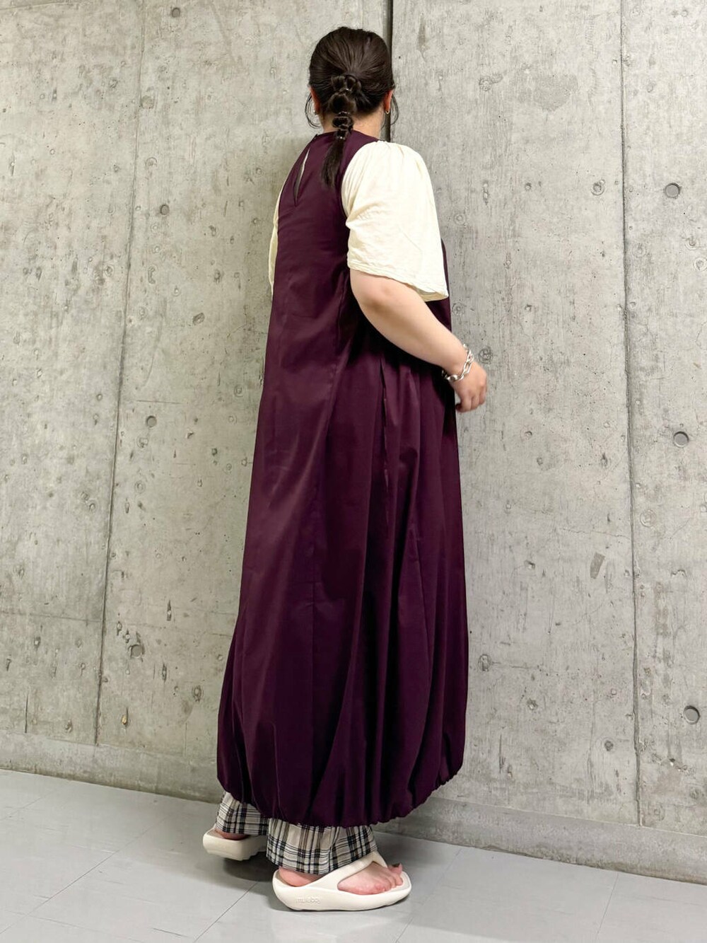 レッド系のワンピース、ホワイト系のTシャツ/カットソー、ベージュ系のその他パンツを着用したレディースの夏コーディネートの2枚目の写真