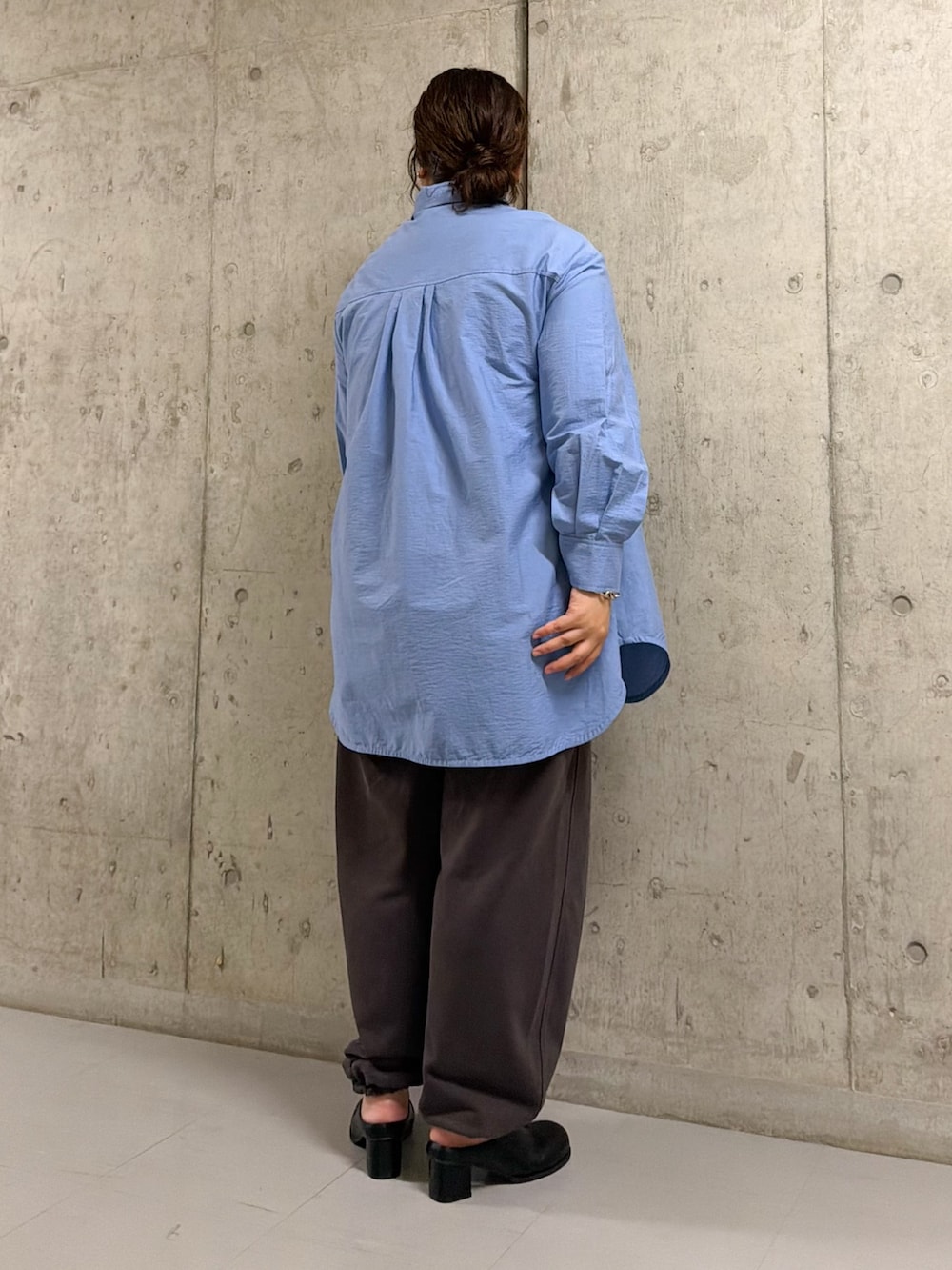 ブルー系のワンピース、ブラック系のサンダル、グレー系のその他パンツを着用したレディースの秋コーディネートの2枚目の写真