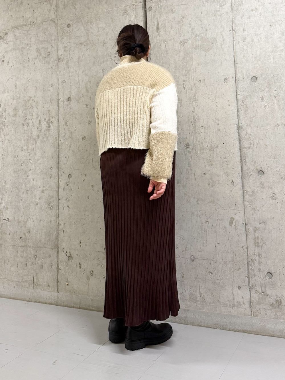 ホワイト系のカーディガン/ボレロ、レッド系のワンピース、ベージュ系のニット/セーターを着用したレディースの冬コーディネートの2枚目の写真