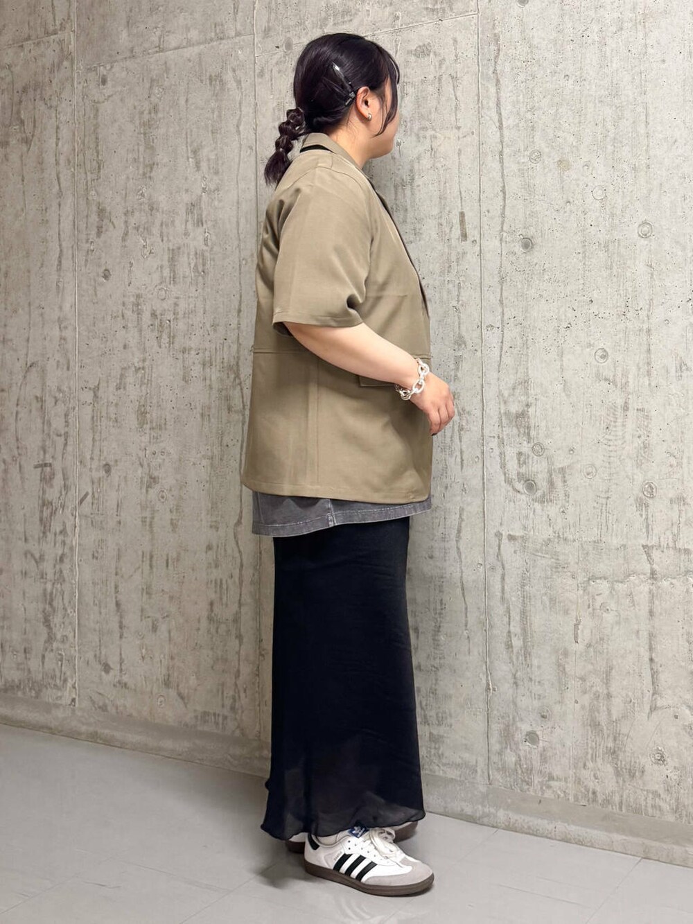 ベージュ系のその他アウター、ブラック系のスカート、グレー系のTシャツ/カットソーを着用したレディースの夏コーディネートの2枚目の写真