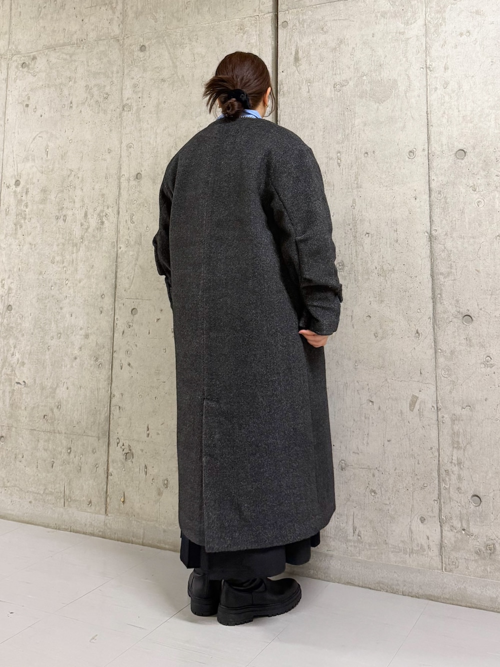 ブルー系のシャツ/ブラウス、ブラック系のワンピース、グレー系のその他アウターを着用したレディースの冬コーディネートの3枚目の写真