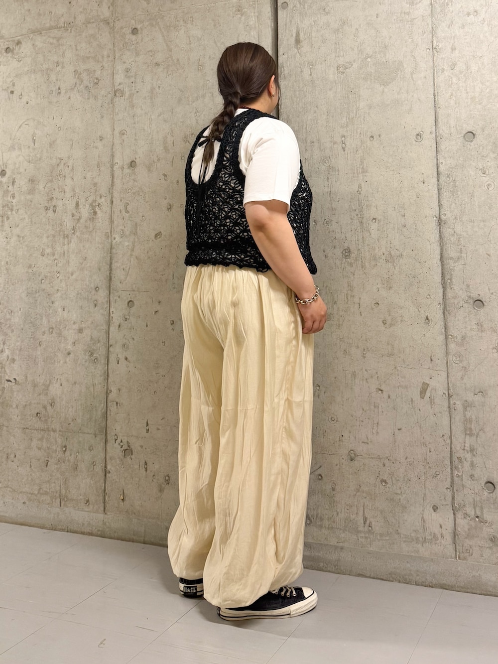 その他のTシャツ/カットソー、ブラック系のニット/セーター、ホワイト系のその他パンツを着用したレディースの春コーディネートの2枚目の写真