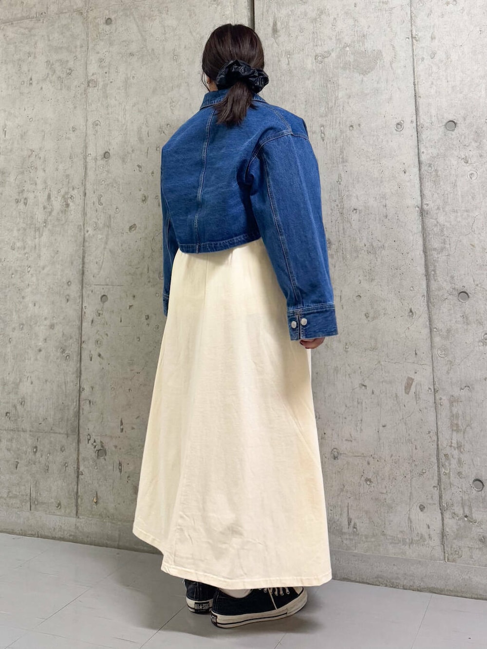 ブルー系のデニムジャケット、ホワイト系のワンピースを着用したレディースの春コーディネートの3枚目の写真