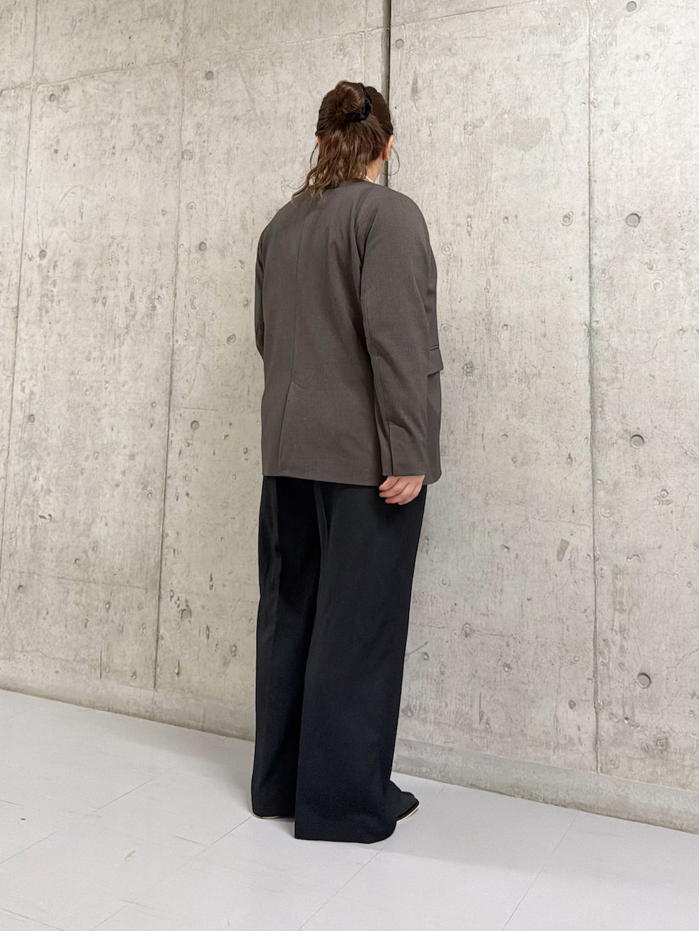 ホワイト系のTシャツ/カットソー、ブラウン系のノーカラージャケット、ブラック系のその他パンツを着用したレディースの冬コーディネートの3枚目の写真