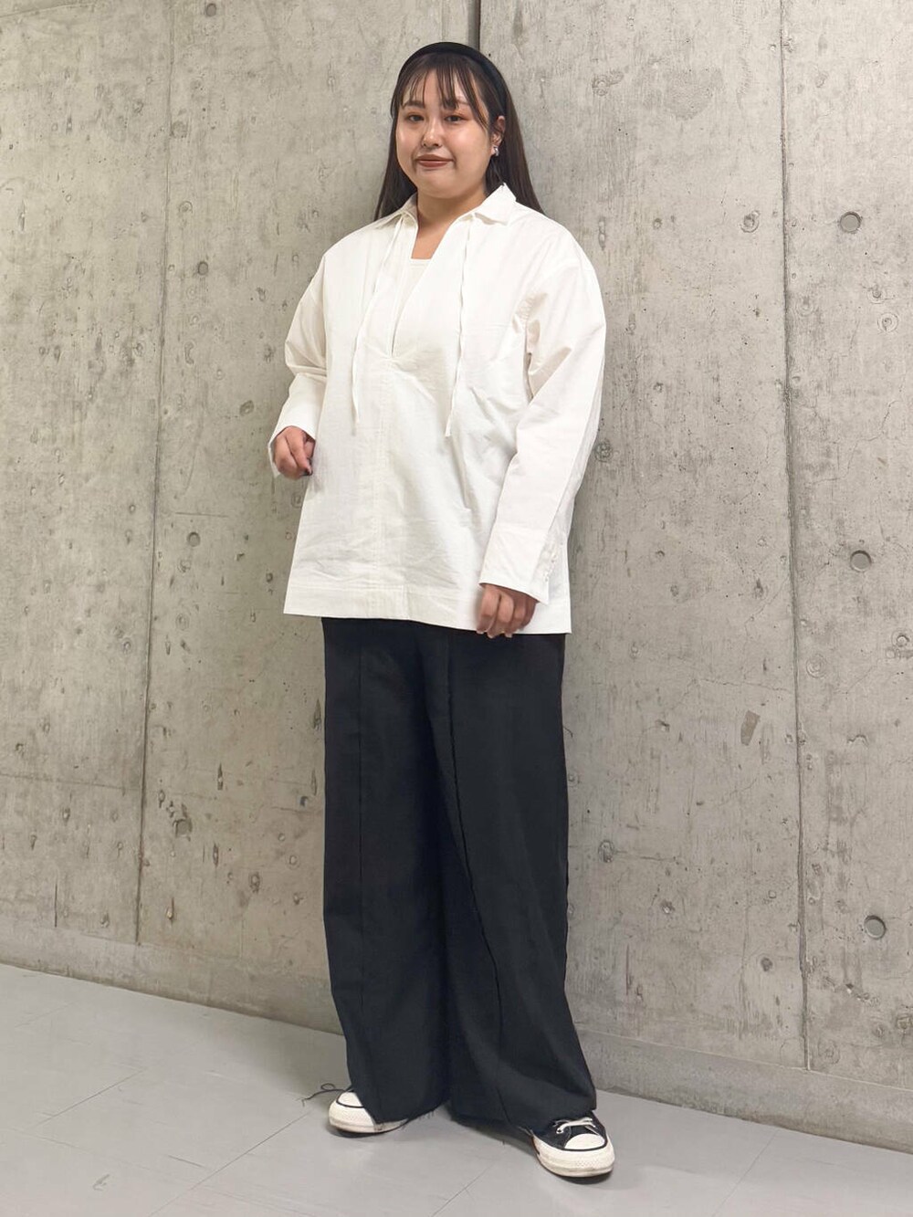 ホワイト系のシャツ/ブラウス、ブラック系のその他パンツ、ベージュ系のその他アウターを着用したレディースの冬コーディネートの2枚目の写真