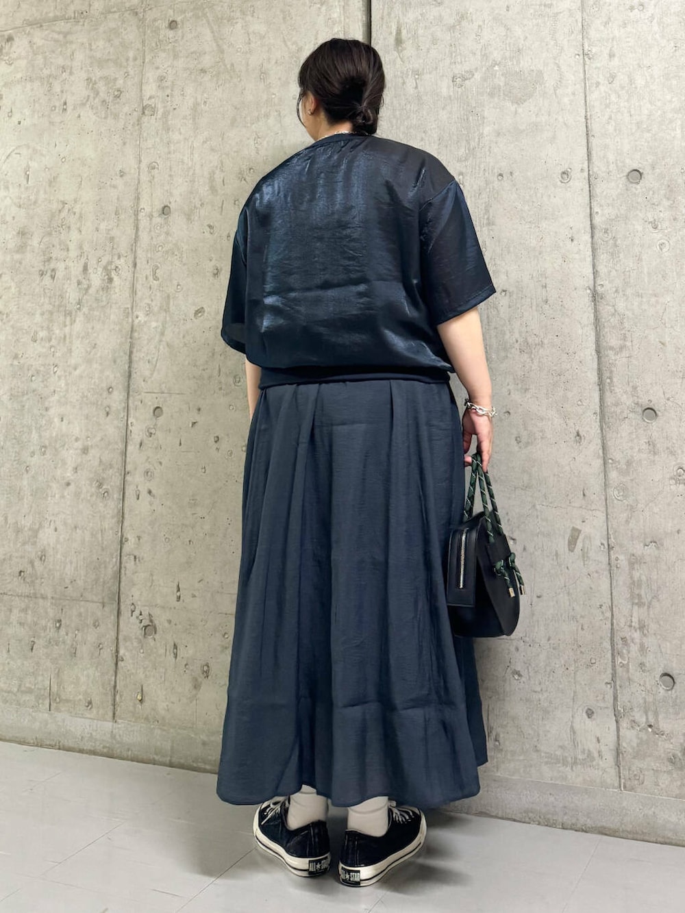 ブルー系のワンピース、ブルー系のTシャツ/カットソー、ブラック系のハンドバッグを着用したレディースの夏コーディネートの3枚目の写真