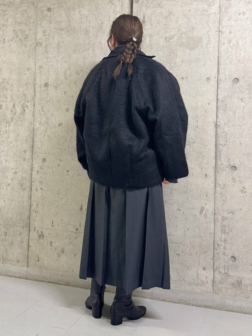 ブラック系のブーツ、グレー系のワンピース、ブルー系のニット/セーターを着用したレディースの冬コーディネートの4枚目の写真