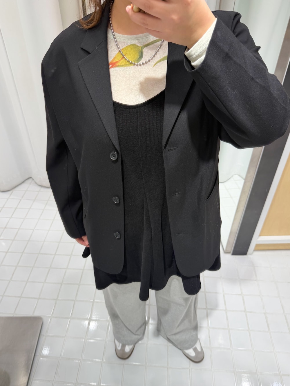 ブラック系のワンピース、ブラック系のその他アウター、グリーン系のTシャツ/カットソーを着用したレディースの冬コーディネートの2枚目の写真