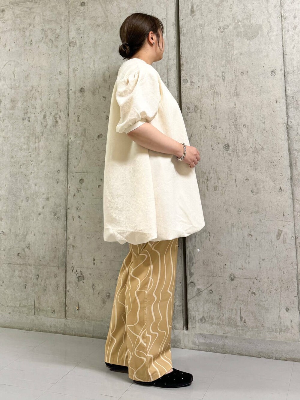 ベージュ系のその他パンツ、ブラウン系のパンプス、ホワイト系のワンピースを着用したレディースの秋コーディネートの2枚目の写真