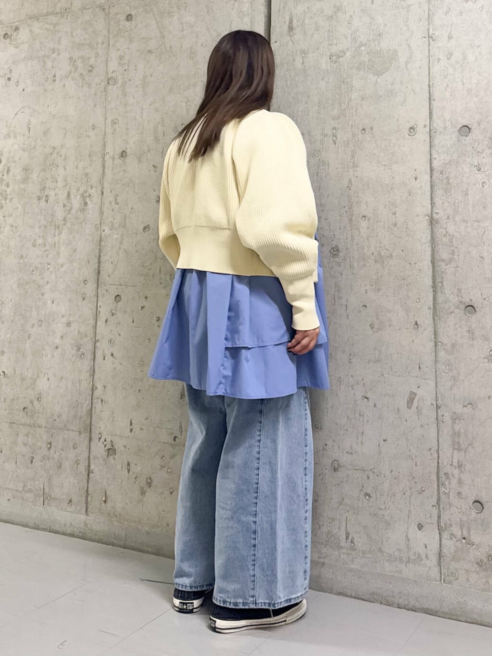 ブルー系のワンピース、ブルー系のデニムパンツ、ホワイト系のカーディガン/ボレロを着用したレディースの冬コーディネートの3枚目の写真