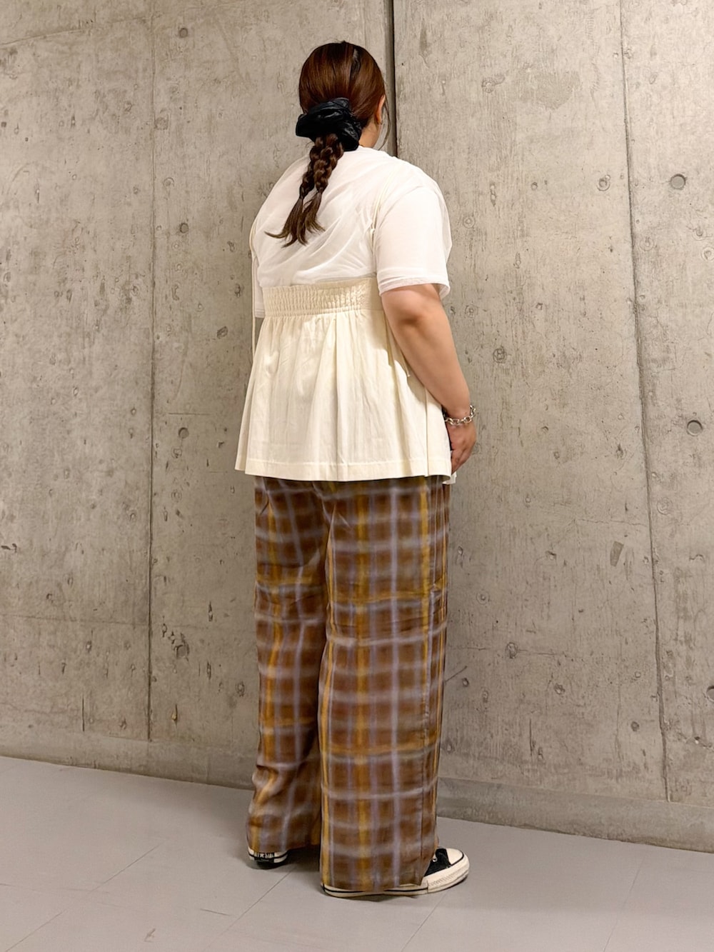 ホワイト系のTシャツ/カットソー、ホワイト系のその他トップス、ブラウン系のその他パンツを着用したレディースの夏コーディネートの2枚目の写真