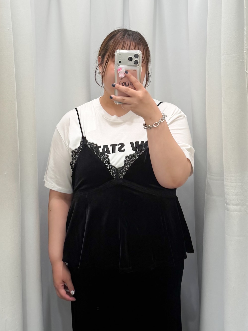 その他のTシャツ/カットソー、ブラック系のセットアップを着用したレディースの秋コーディネートの2枚目の写真