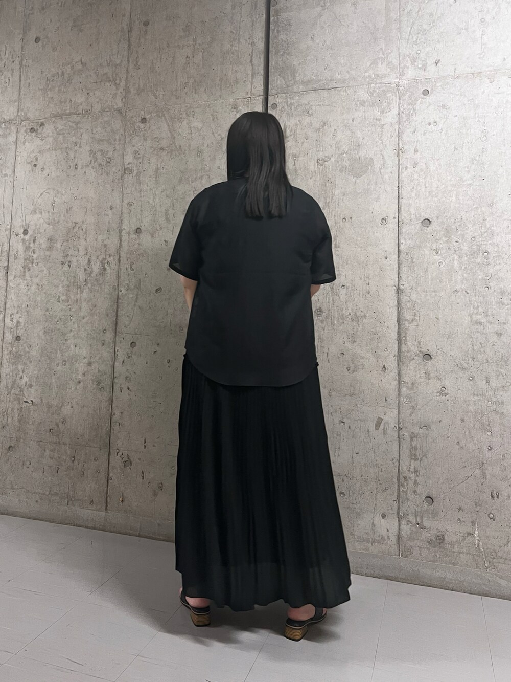 ブラック系のシャツ/ブラウス、ブルー系のショルダーバッグ、ブラック系のサンダルを着用したレディースの夏コーディネートの3枚目の写真