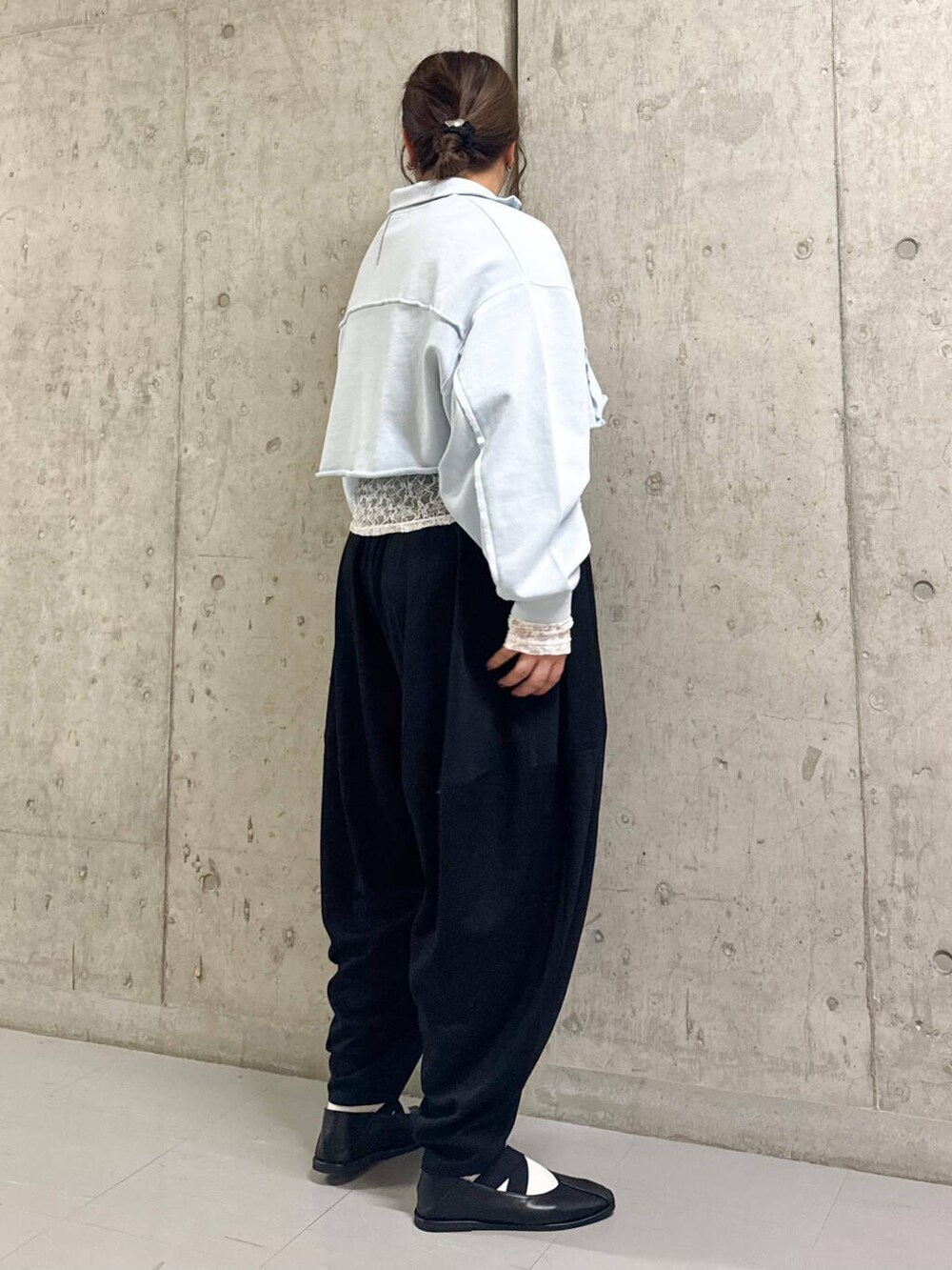 ブラック系のその他パンツ、ブラック系のバレエシューズ、ブルー系のスウェットを着用したレディースの冬コーディネートの2枚目の写真