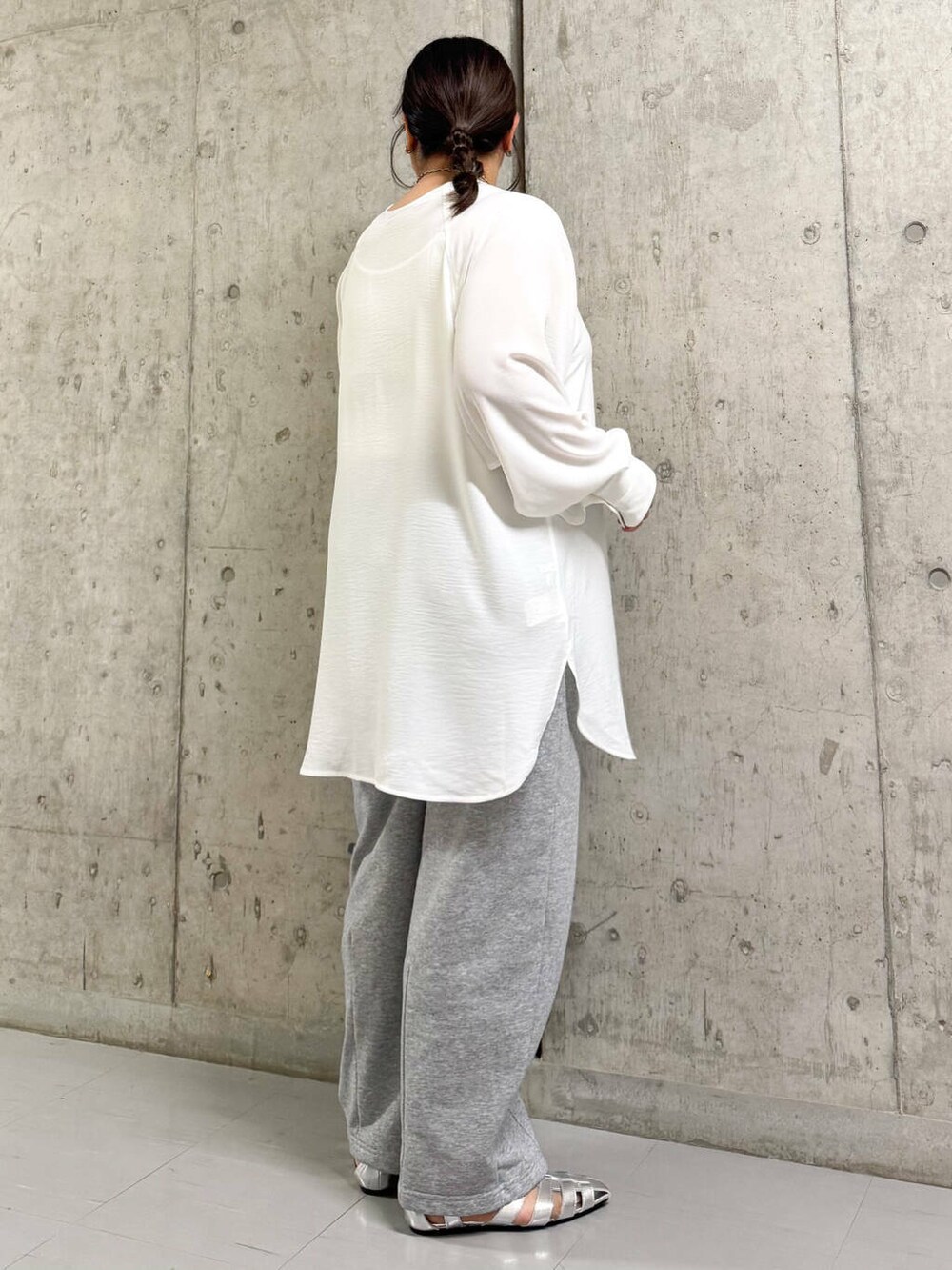 「大人カジュアル、オーバーサイズ、サンダル、kbf_ootd、KBF、パンツ、春コーデ、春、newarrival、チュニック、パンツコーデ、グルカサンダル、おでかけコーデ、スウェットパンツ、スリットスリーブ」｜「KBFのフラットグルカサンダル（サンダル、シルバー系）」を使った、sakaiさん（レディース・158cm）の春コーディネートの3枚目の写真