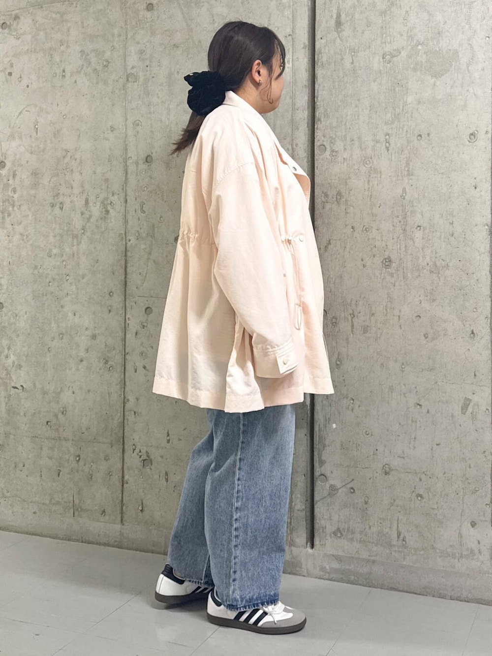 ブルー系のデニムパンツ、ピンク系のナイロンジャケット、ピンク系のTシャツ/カットソーを着用したレディースの春コーディネートの2枚目の写真