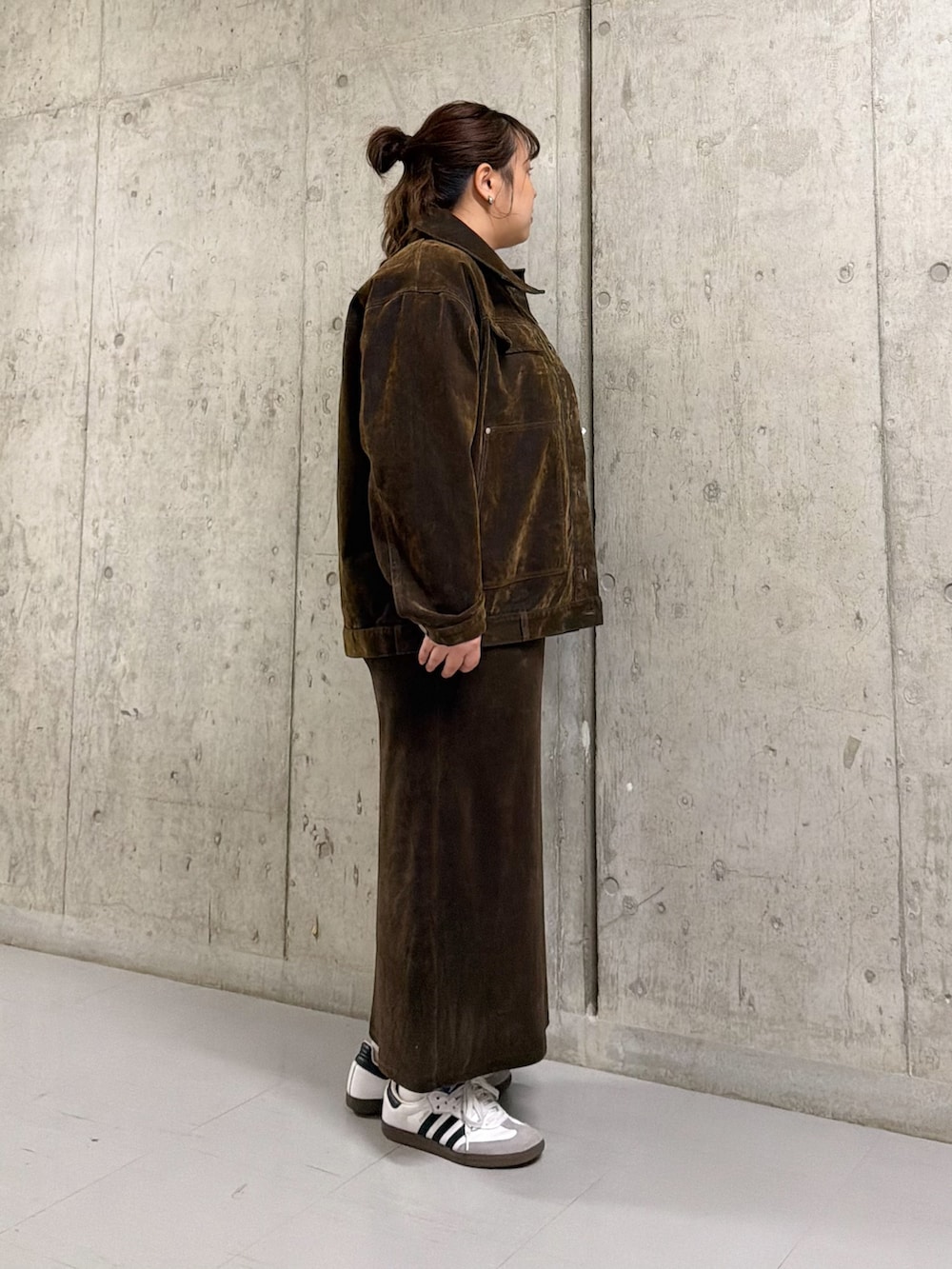 ブラウン系のブルゾン、ブラウン系のワンピースを着用したレディースの冬コーディネートの2枚目の写真