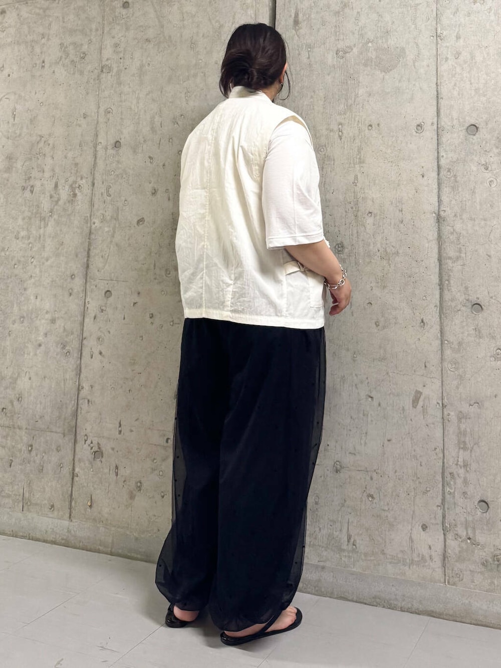 ホワイト系のTシャツ/カットソー、ブラック系のその他パンツ、ホワイト系のその他アウターを着用したレディースの夏コーディネートの2枚目の写真