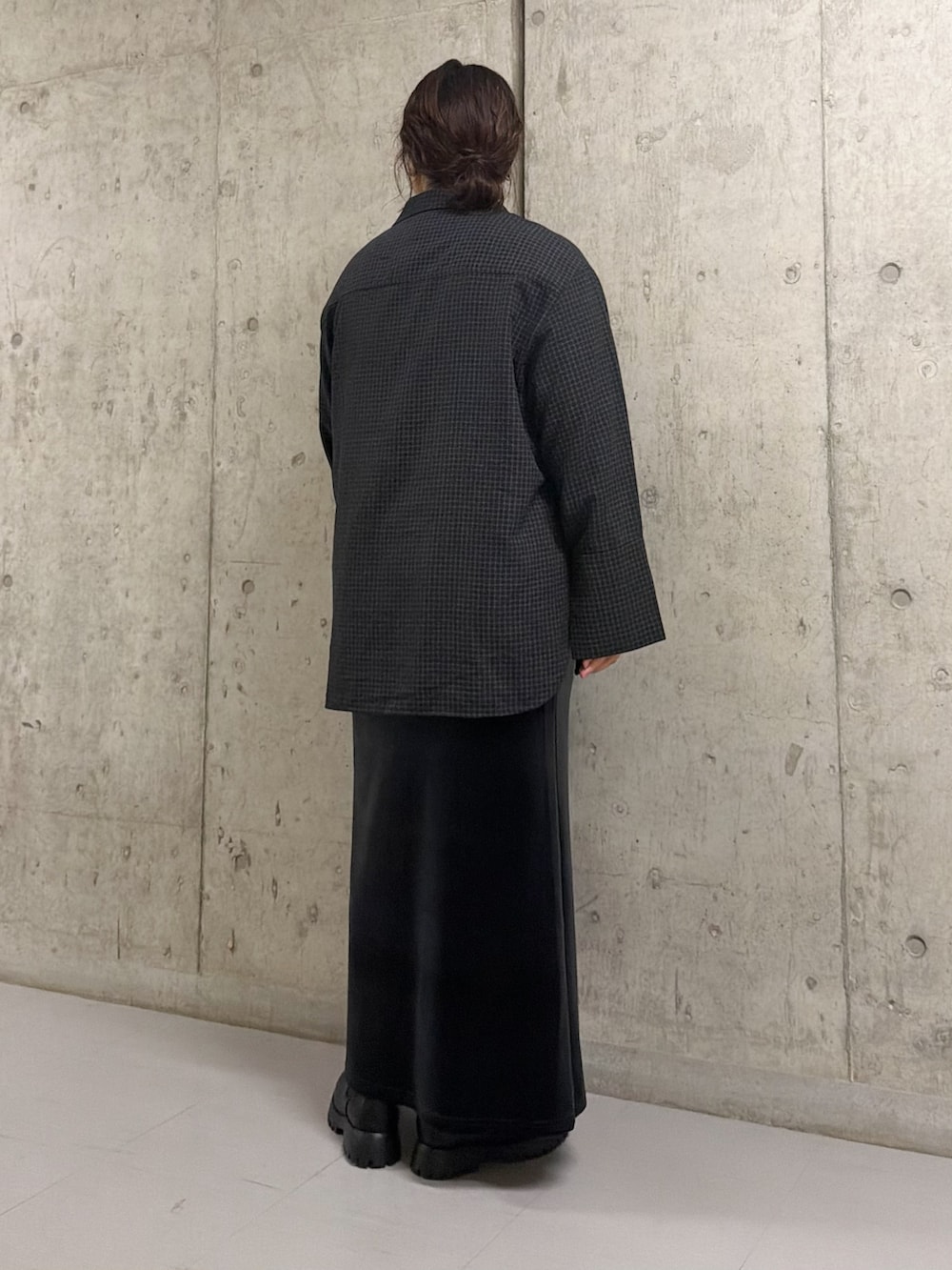 グレー系のシャツ/ブラウス、グレー系のスカート、ブラック系のブーツを着用したレディースの秋コーディネートの2枚目の写真