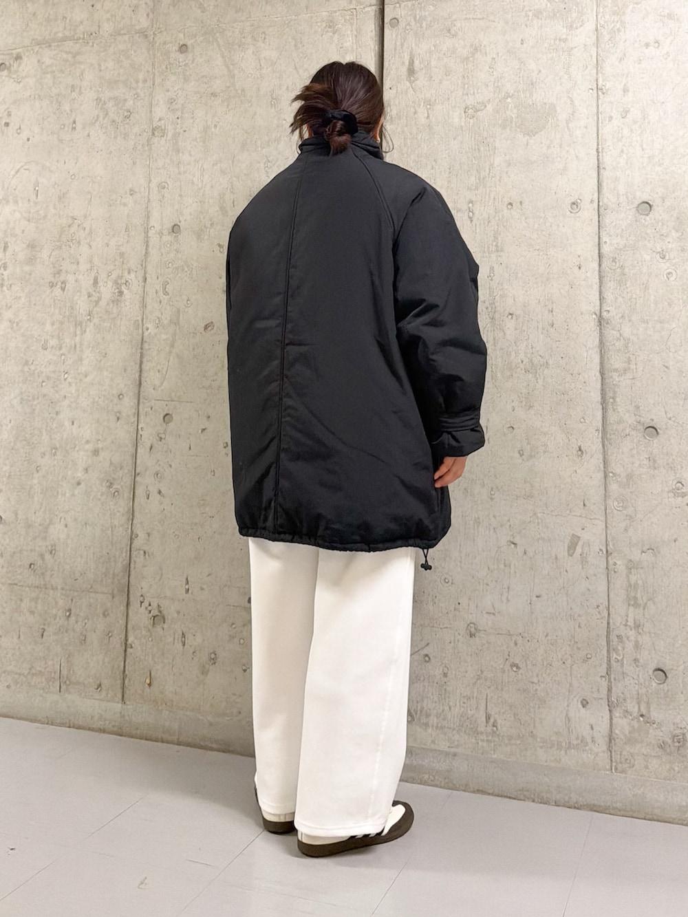 ホワイト系のその他パンツ、ブラック系のダウンジャケット/コート、ブラック系のメガネを着用したレディースの冬コーディネートの3枚目の写真