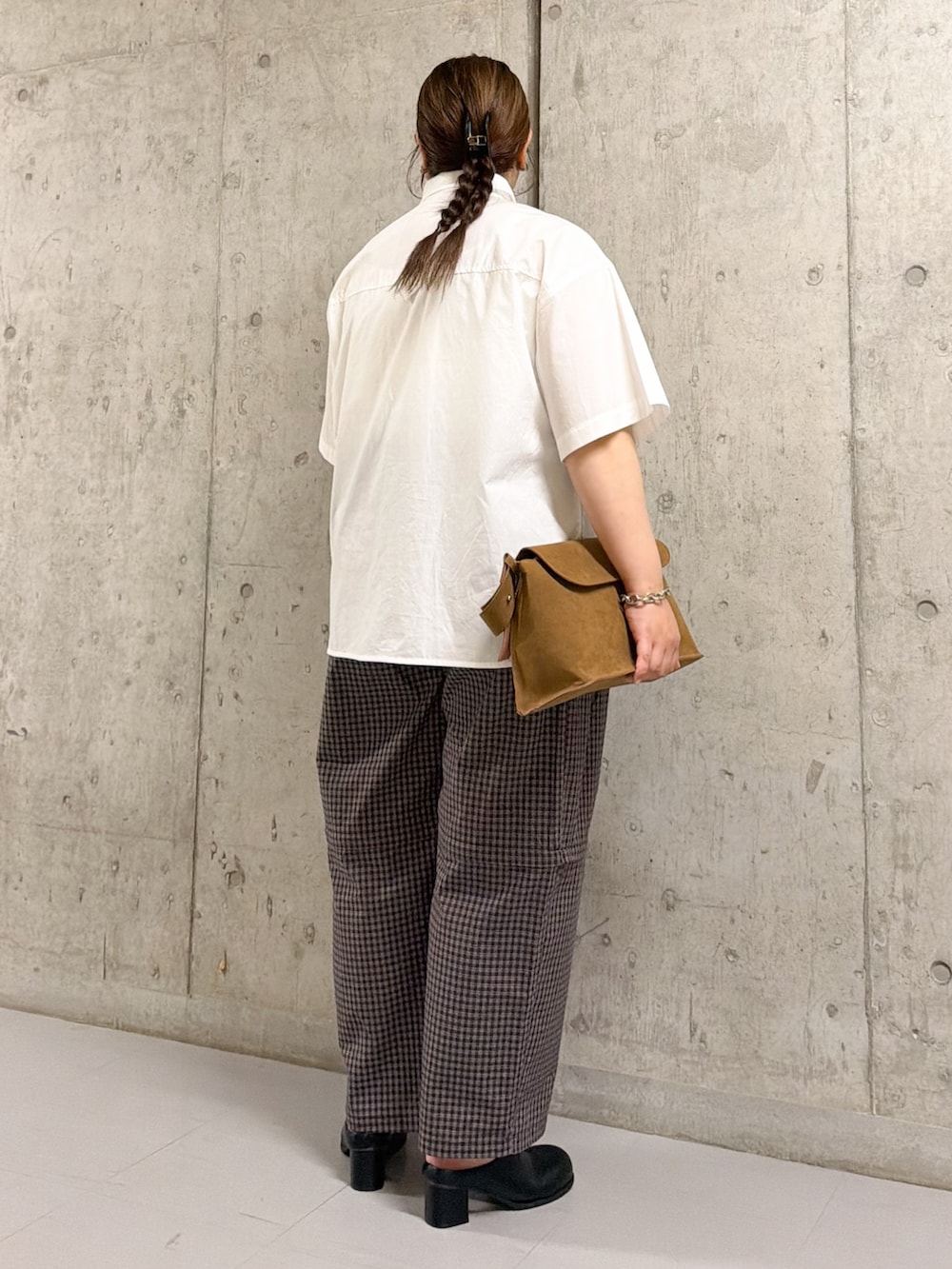 ホワイト系のシャツ/ブラウス、ブラウン系のその他パンツ、ブラック系のサンダルを着用したレディースの夏コーディネートの2枚目の写真