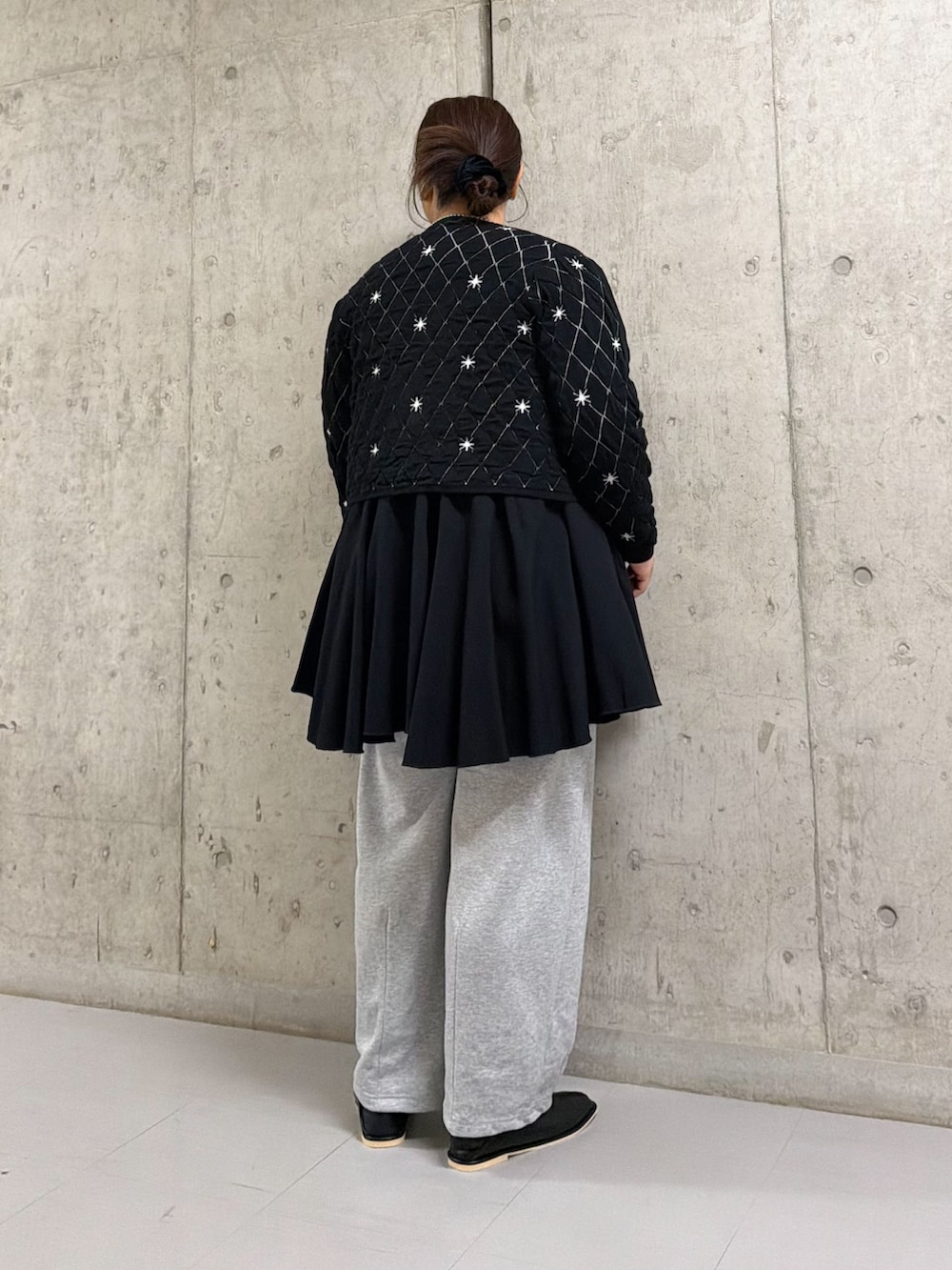 ブラック系のニット/セーター、ブラック系のワンピース、グレー系のその他パンツを着用したレディースの冬コーディネートの2枚目の写真