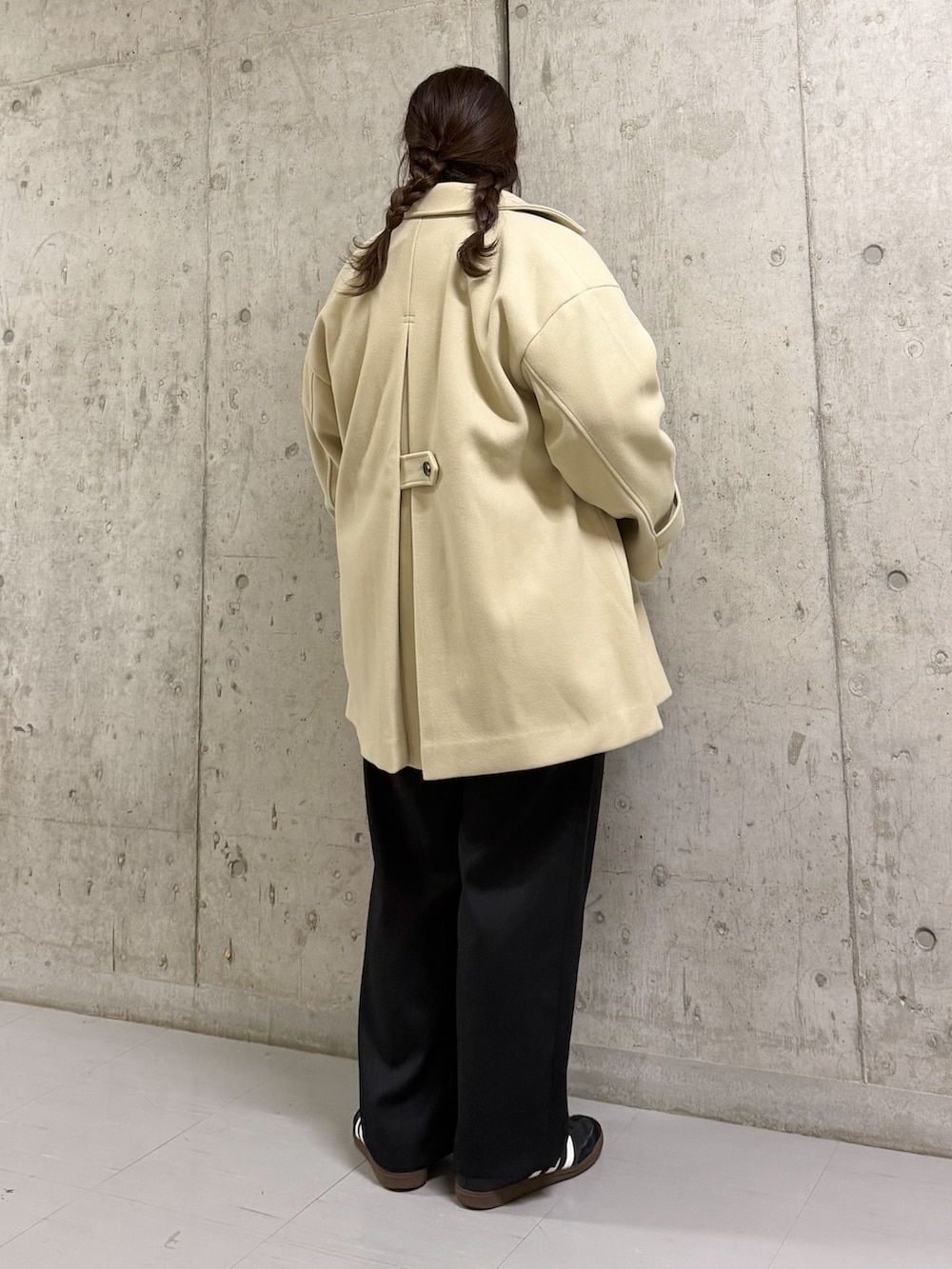 ベージュ系のその他アウター、ブラック系のニット/セーター、ブラック系のその他パンツを着用したレディースの冬コーディネートの3枚目の写真