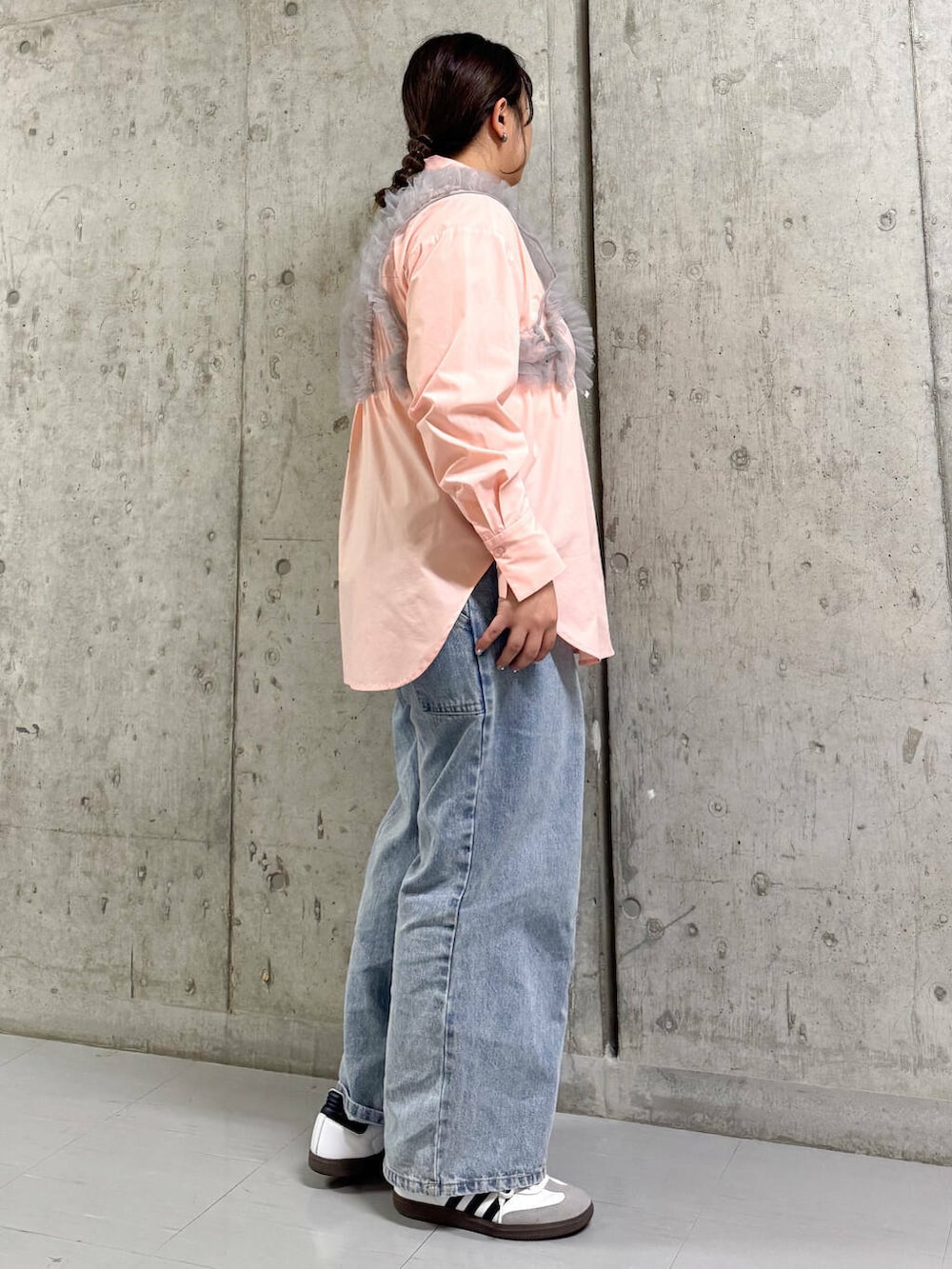 ブルー系のデニムパンツ、ピンク系のシャツ/ブラウスを着用したレディースの春コーディネートの2枚目の写真