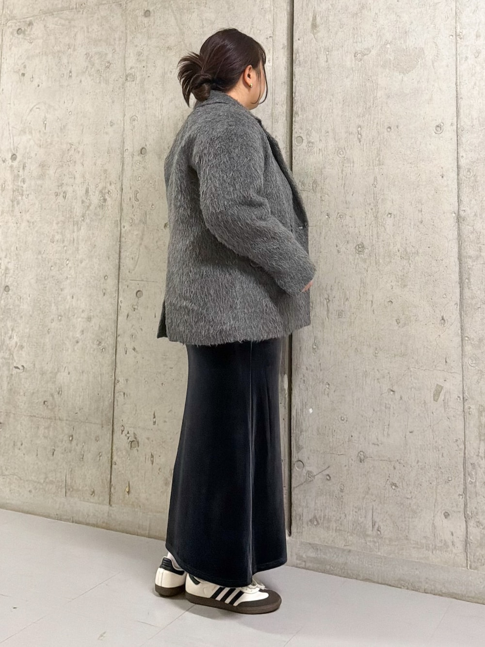 グレー系のその他アウター、グレー系のTシャツ/カットソー、グレー系のスカートを着用したレディースの秋コーディネートの2枚目の写真