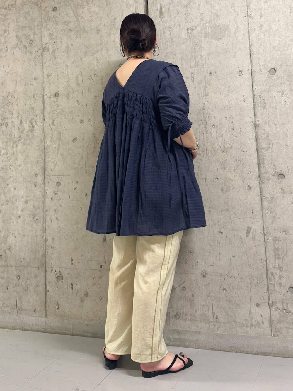 ブルー系のワンピース、ブラック系のサンダル、ベージュ系のその他パンツを着用したレディースの夏コーディネートの2枚目の写真