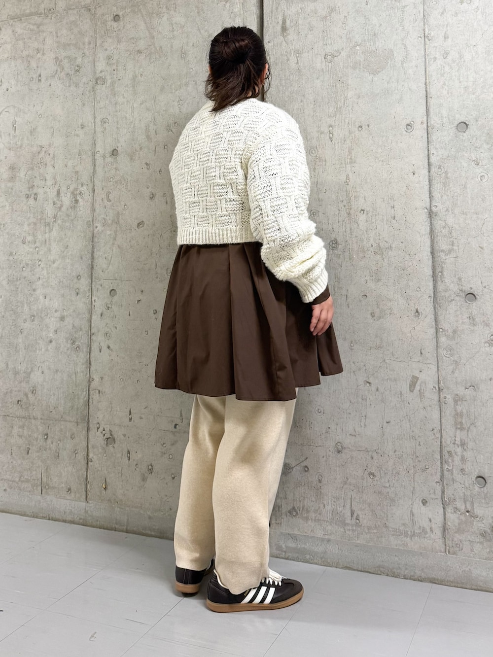 ホワイト系のニット/セーター、ブラウン系のワンピース、ベージュ系のその他パンツを着用したレディースの冬コーディネートの3枚目の写真