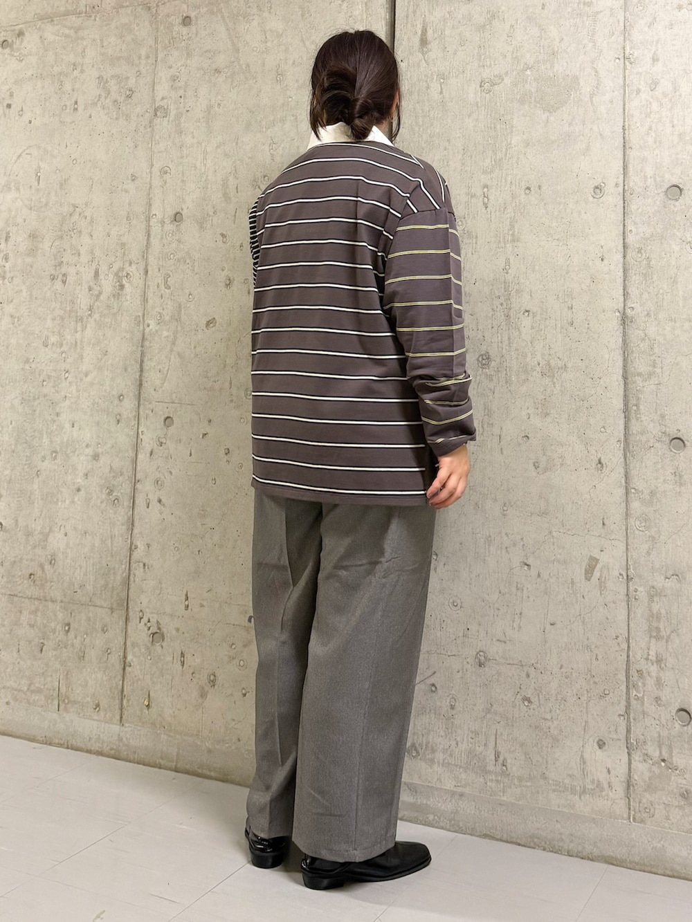 ブラック系のTシャツ/カットソー、グレー系のその他パンツ、ブラック系のその他シューズを着用したレディースの秋コーディネートの3枚目の写真