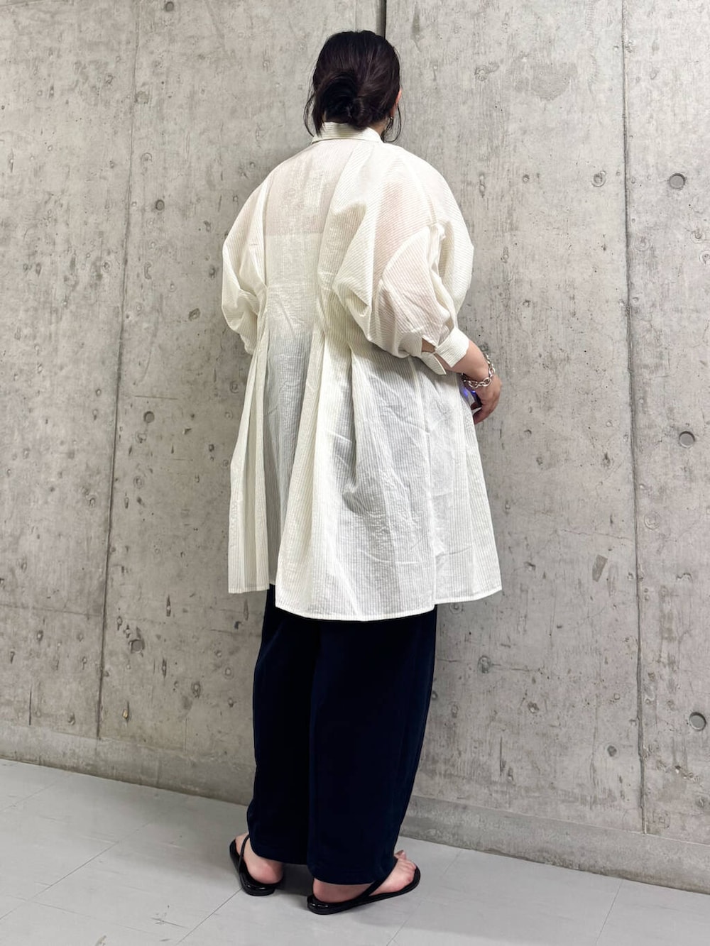 ブルー系のその他パンツ、ホワイト系のワンピースを着用したレディースの夏コーディネートの3枚目の写真