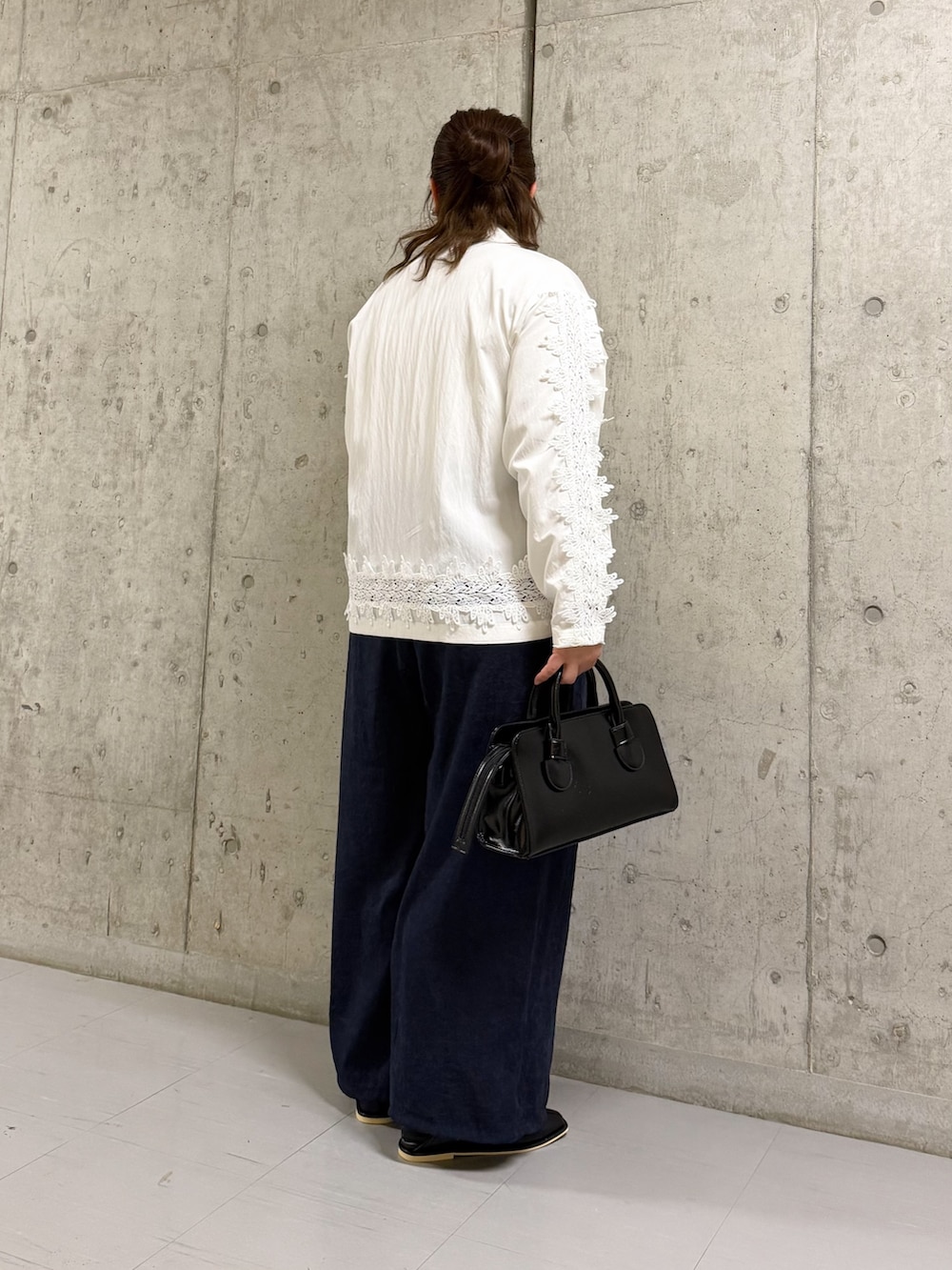 ホワイト系のシャツ/ブラウス、ブラック系のパンプス、ブルー系のその他パンツを着用したレディースの冬コーディネートの2枚目の写真