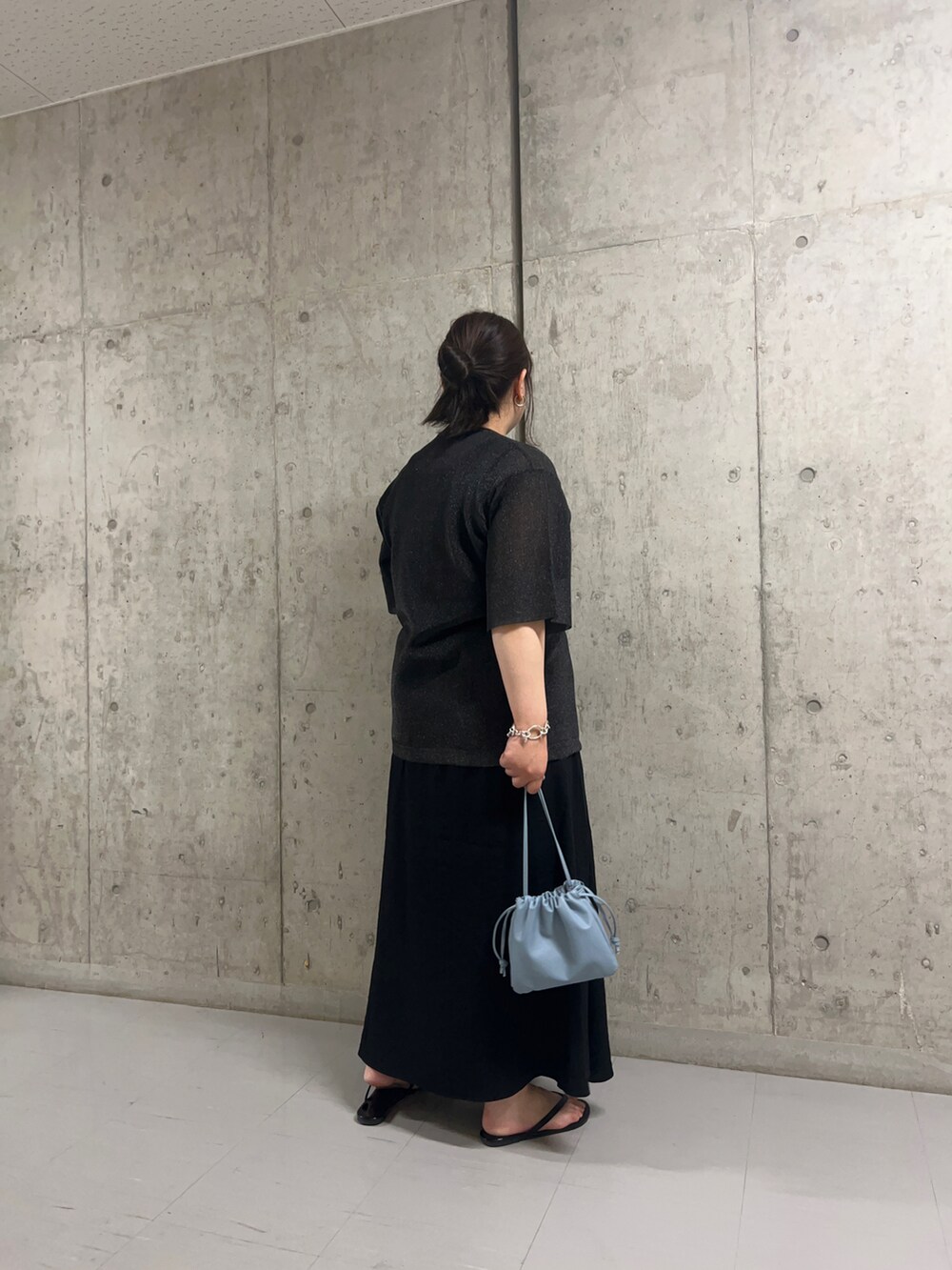 「休日スタイル、お出かけコーデ、シンプルスタイル、大人カジュアル、スカート、ニット、Tシャツ、シアー、オーバーサイズ、ootd」｜「KBFのオーバーサイズガラスニットTEE（ニット/セーター、ブラック系）」を使った、sakaiさん（レディース・158cm）の秋コーディネートの2枚目の写真