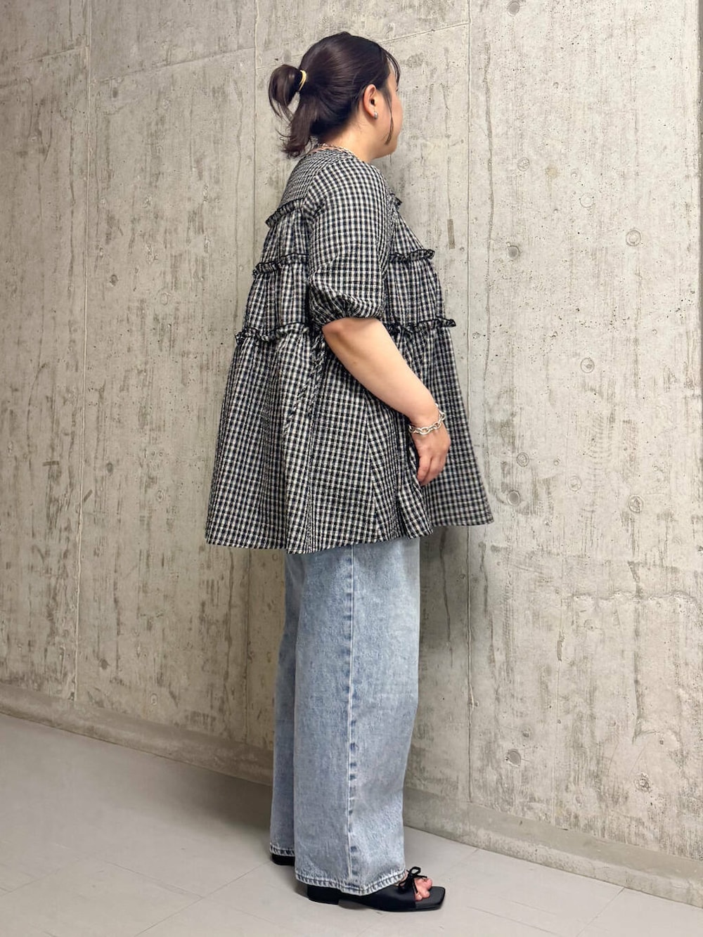 「ワンピース、大人カジュアル、デニム、チェック、カジュアル、オーバーサイズ、サンダル、kbf_ootd、KBF、サテン、パンツ、夏コーデ、ミュール、夏、デニムコーデ」｜「KBFの『3サイズ展開』BIGポケットデザインデニム（デニムパンツ、ブルー系）」を使った、sakaiさん（レディース・158cm）の夏コーディネートの2枚目の写真