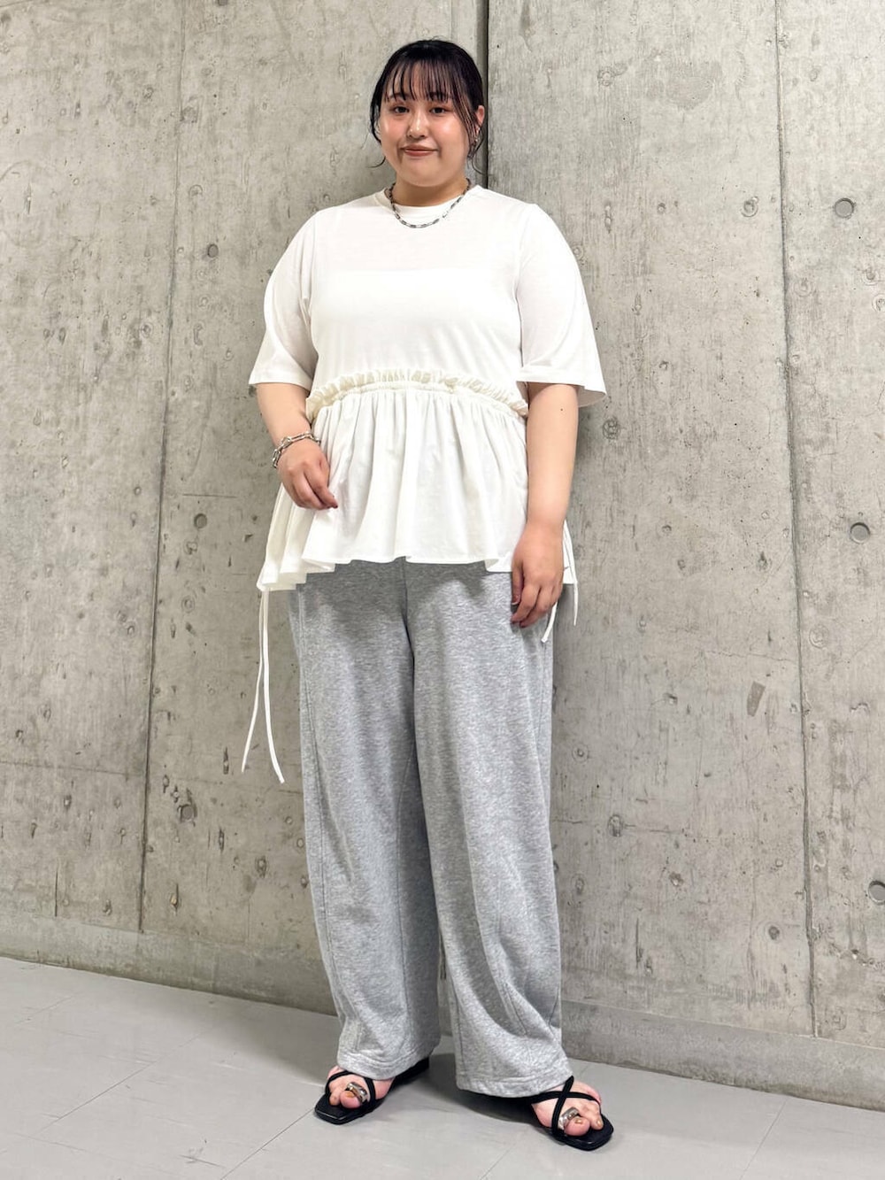 グレー系のその他パンツ、ブラック系のサンダル、ホワイト系のその他アウターを着用したレディースの夏コーディネートの3枚目の写真