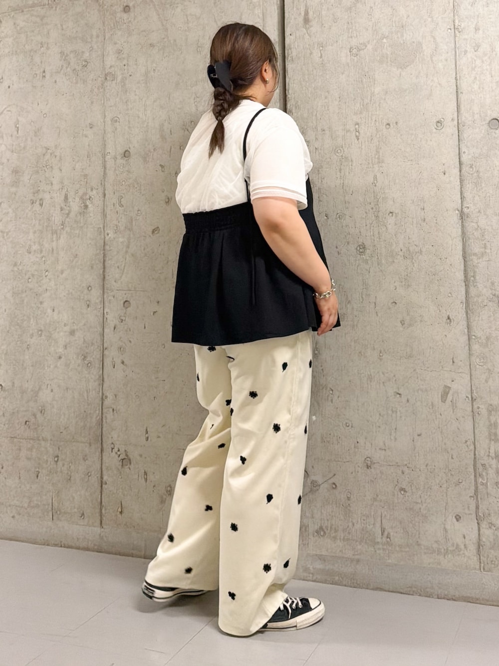 ホワイト系のその他パンツ、ホワイト系のTシャツ/カットソー、ブラック系のその他トップスを着用したレディースの夏コーディネートの2枚目の写真