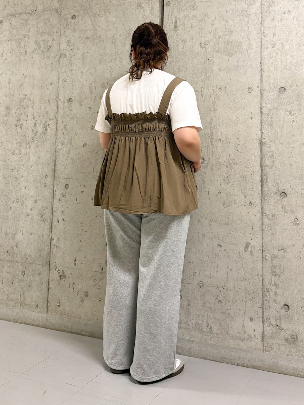 ホワイト系のTシャツ/カットソー、グリーン系のその他トップス、グレー系のその他パンツを着用したレディースの春コーディネートの2枚目の写真